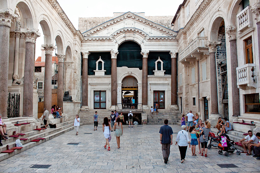 Peristyle,_Split_1